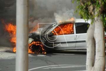 Arde un coche en la calle Poeta Pablo Neruda de Los Llanos de Telde/Eugenio Artiles y TA.